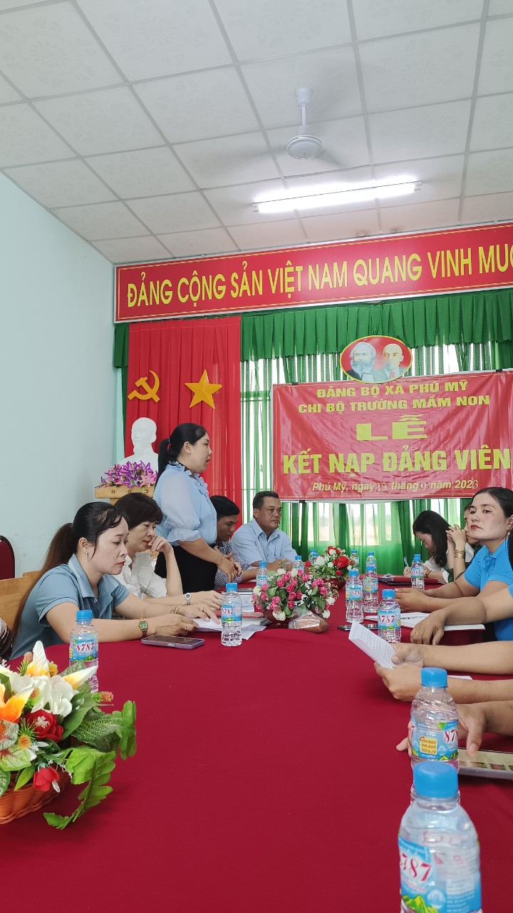 Trao Quyết định chỉ định Phó Bí thư Chi bộ